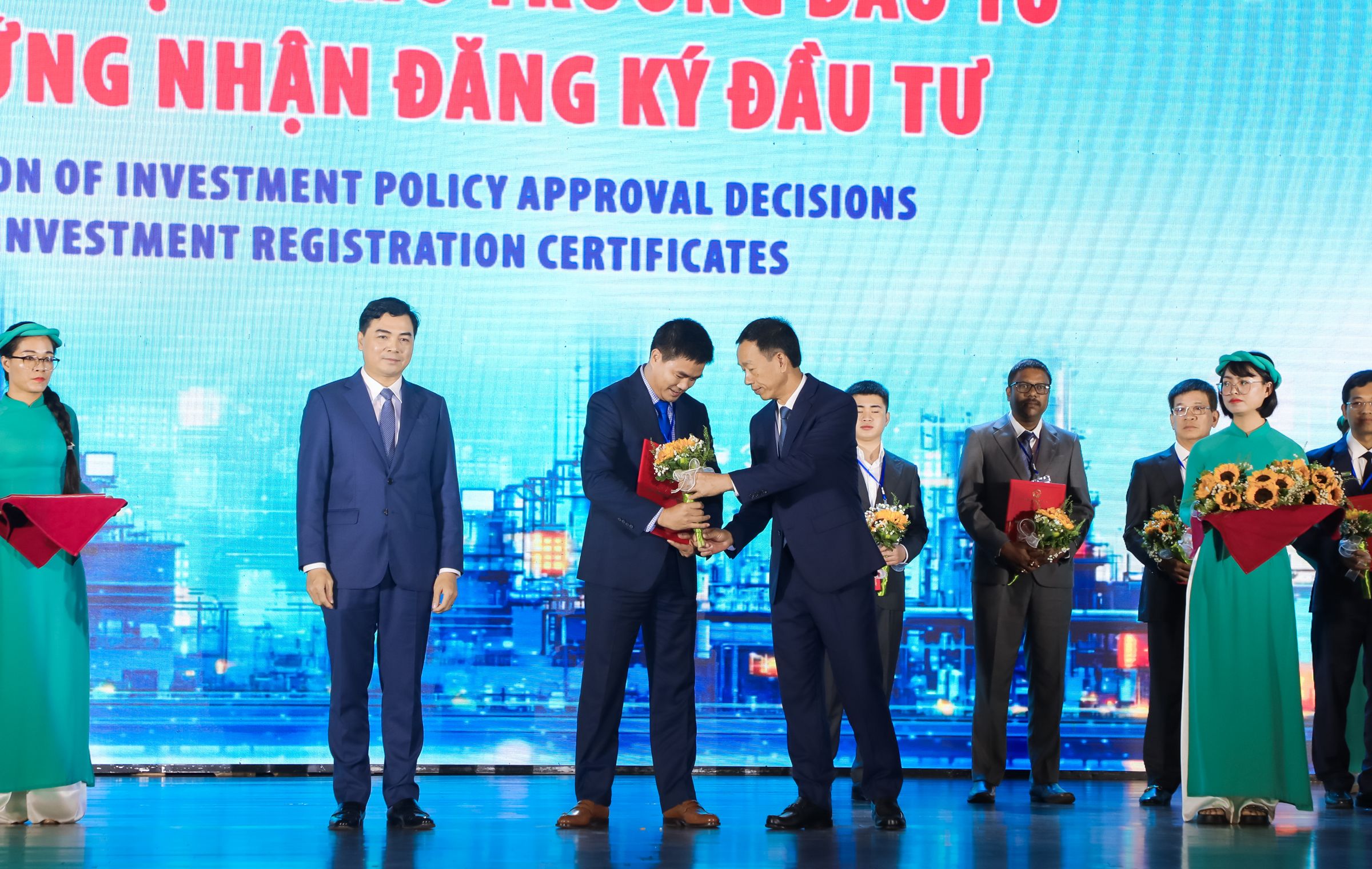Trao Quyết định chủ trương đầu tư và GCNĐKĐT KCN Tân Cảng Thanh Hóa